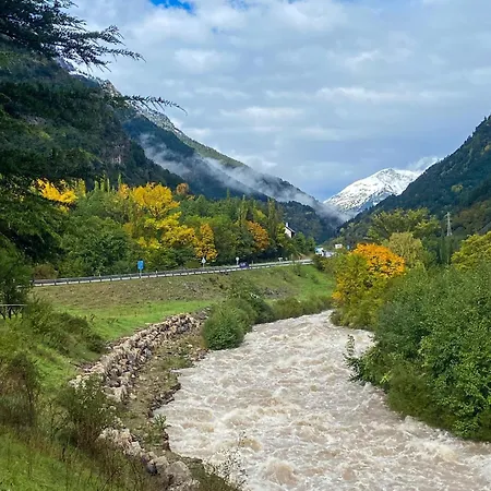 Calmfranc Atico Abuhardillado Con Vistas Al Rio Y La Montana Avistamiento De Ciervos En Canfranc Pueblo Exterior photo