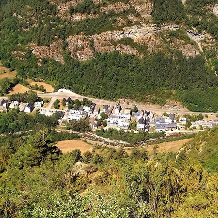 Calmfranc Atico Abuhardillado Con Vistas Al Rio Y La Montana Avistamiento De Ciervos En Canfranc Pueblo Exterior photo