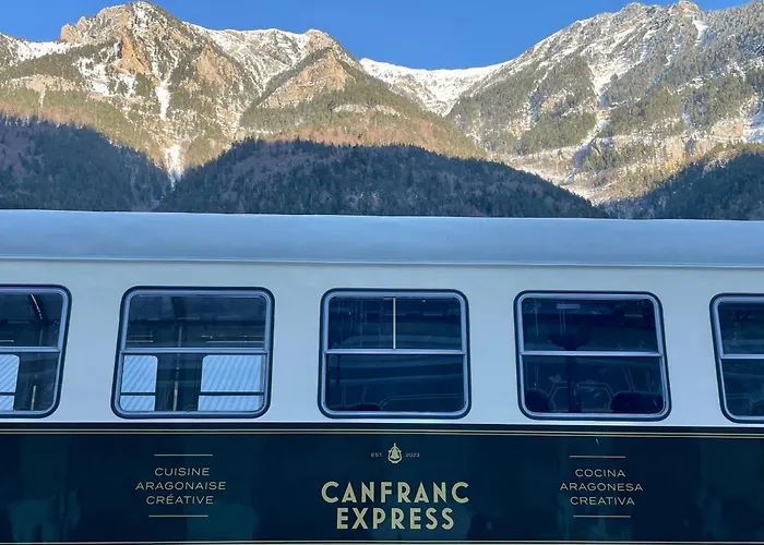 Calmfranc Atico Abuhardillado Con Vistas Al Rio Y La Montana Avistamiento De Ciervos En Canfranc Pueblo