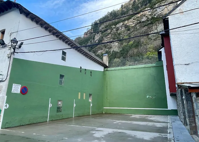 Calmfranc Atico Abuhardillado Con Vistas Al Rio Y La Montana Avistamiento De Ciervos En Canfranc Pueblo