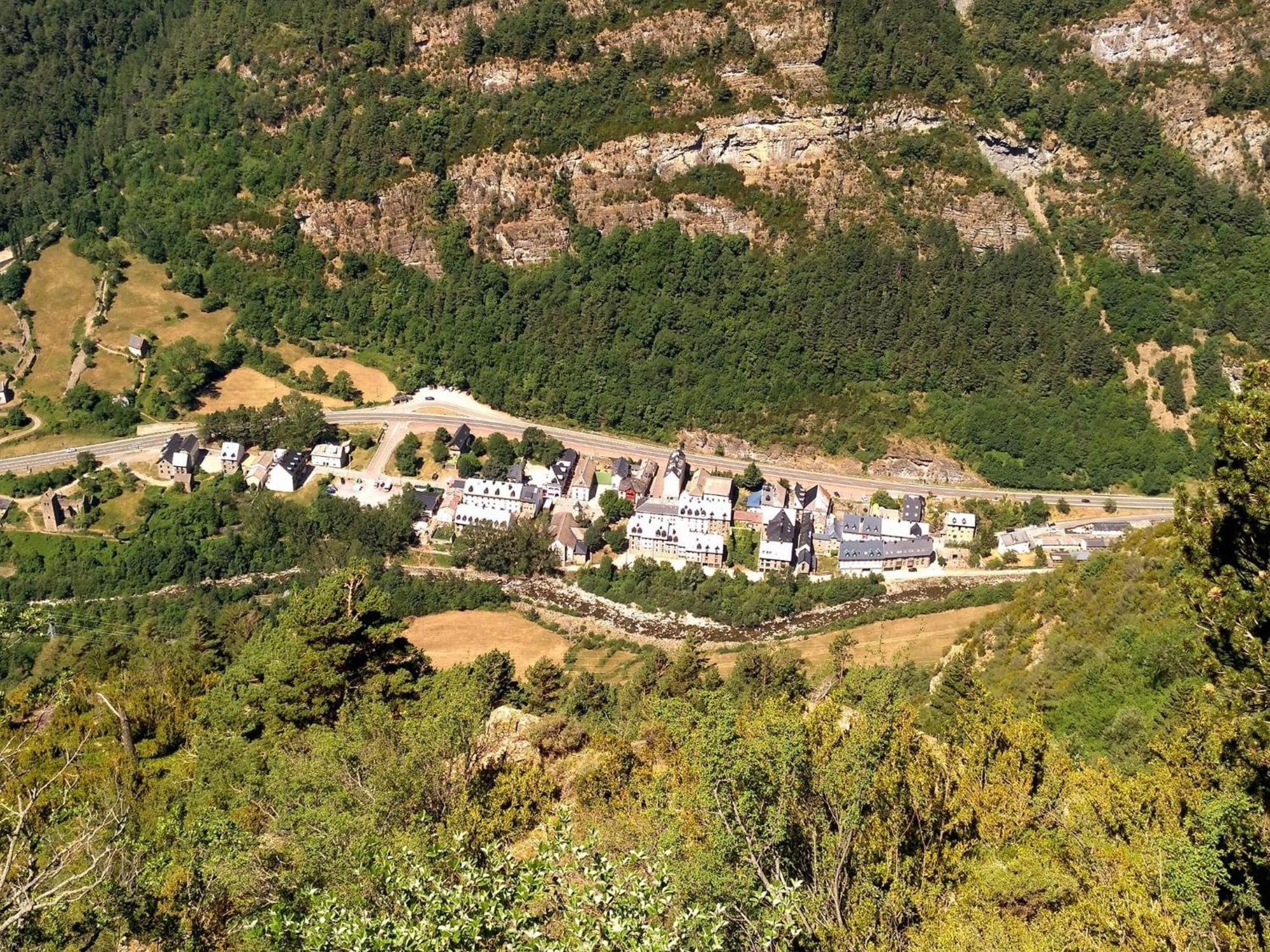 Calmfranc Atico Abuhardillado Con Vistas Al Rio Y La Montana Avistamiento De Ciervos En Pueblo Canfranc